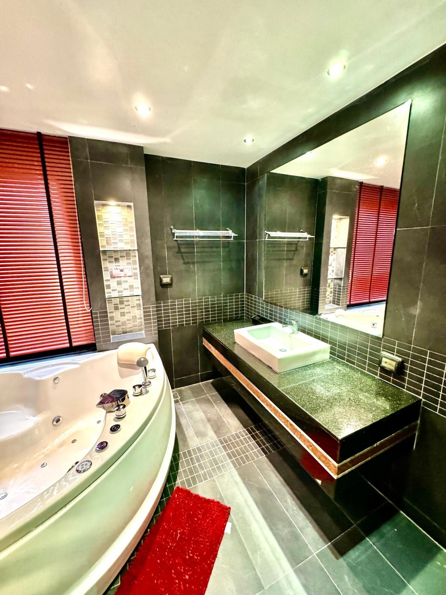L8 Promotion 1 Bedroom In Bangla Road With Private Jacuzzi & Roof Pool דירה